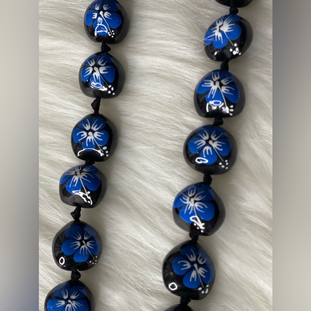 Hawaiian Style Kukui Nut Necklace Hand
Painted  Hibiscus Lei - Picture 5 of 5